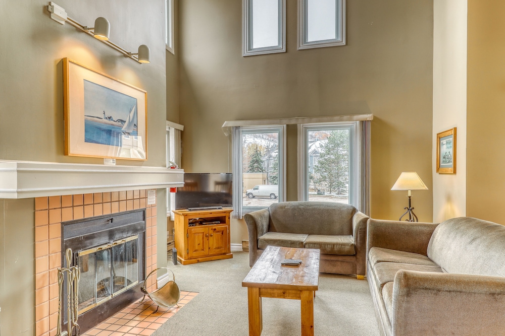 The Lodges At Blue Mountain Mountain Walk Condos 33/50