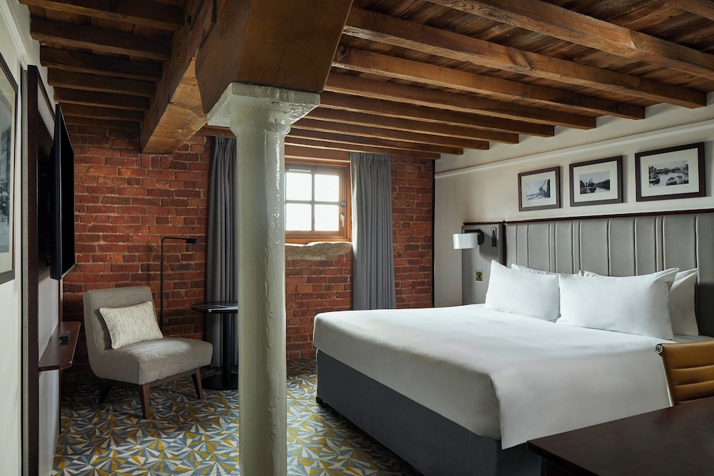 ROOM, DOUBLE BED