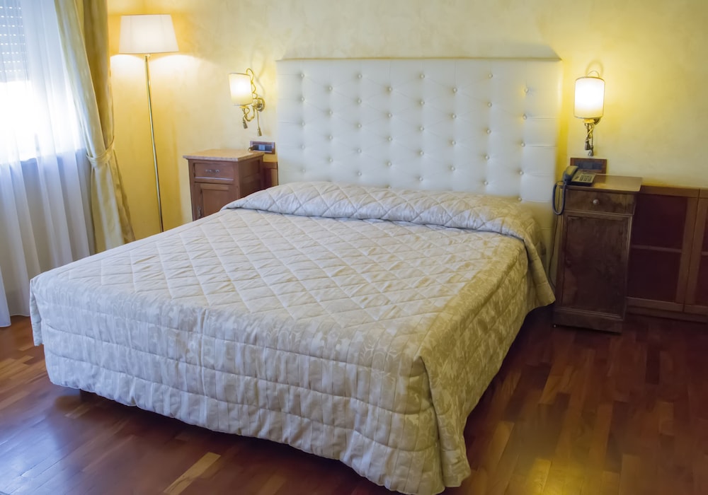 ROOM, SINGLE, DOUBLE BED
