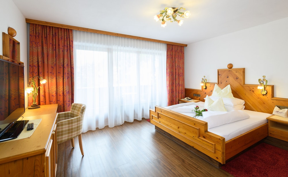 Deluxe, Double Bed, Mountain View, Sofa, Garden Area