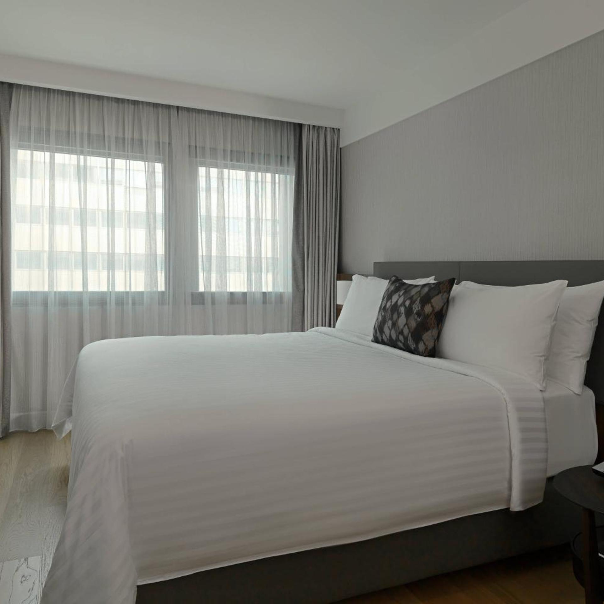 1 Bedroom, Suite, King Bed, Courtyard View