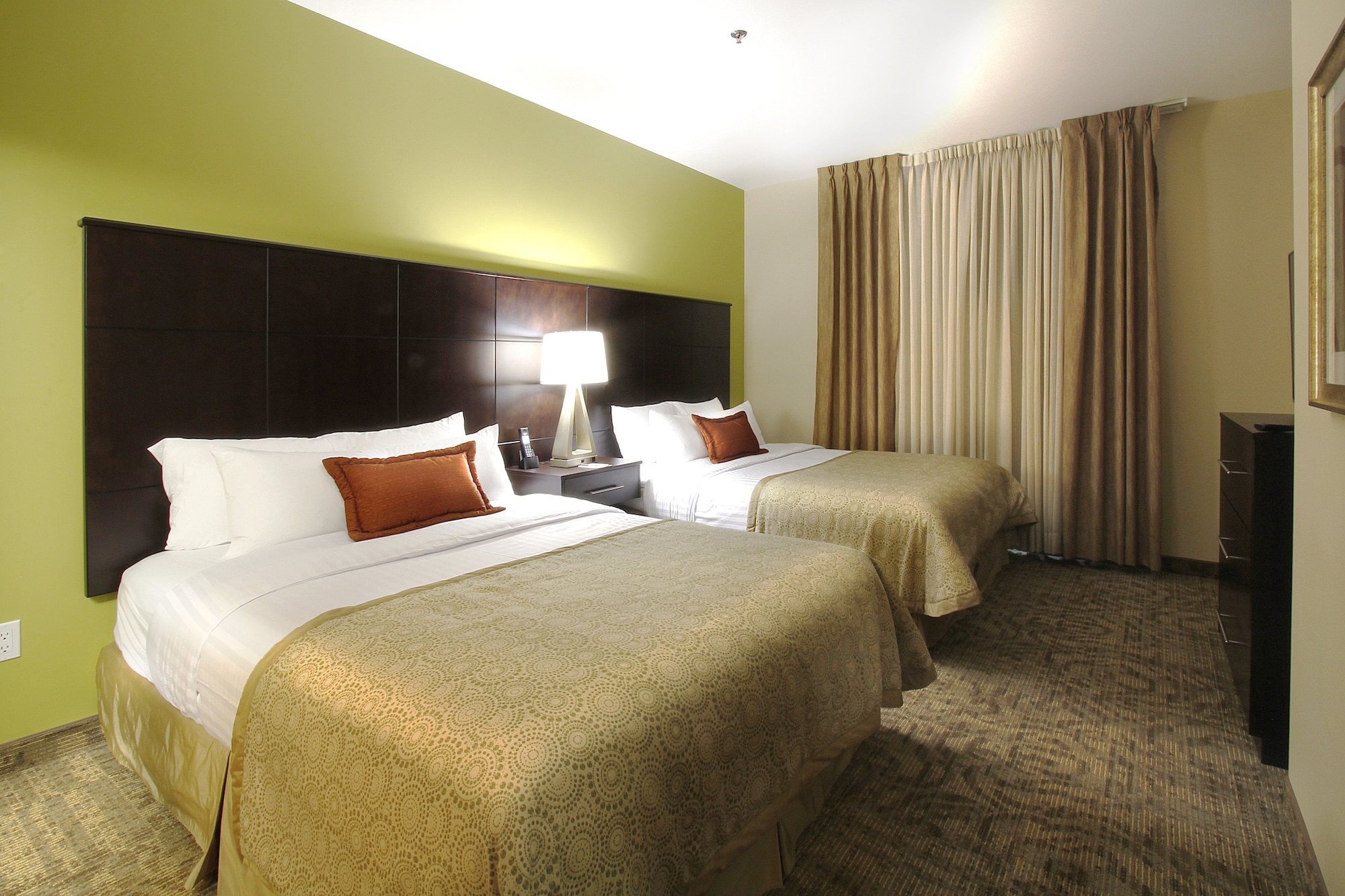 2 Bedrooms, Suite, 1 King and 2 Queen Beds, Kitchen