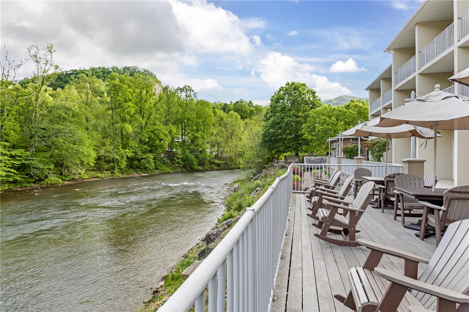 Best Western Plus River Escape Inn & Suites 21/25