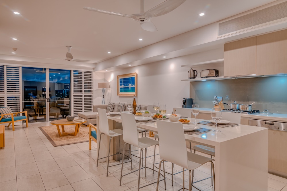 Coconut Grove Port Douglas 37/50