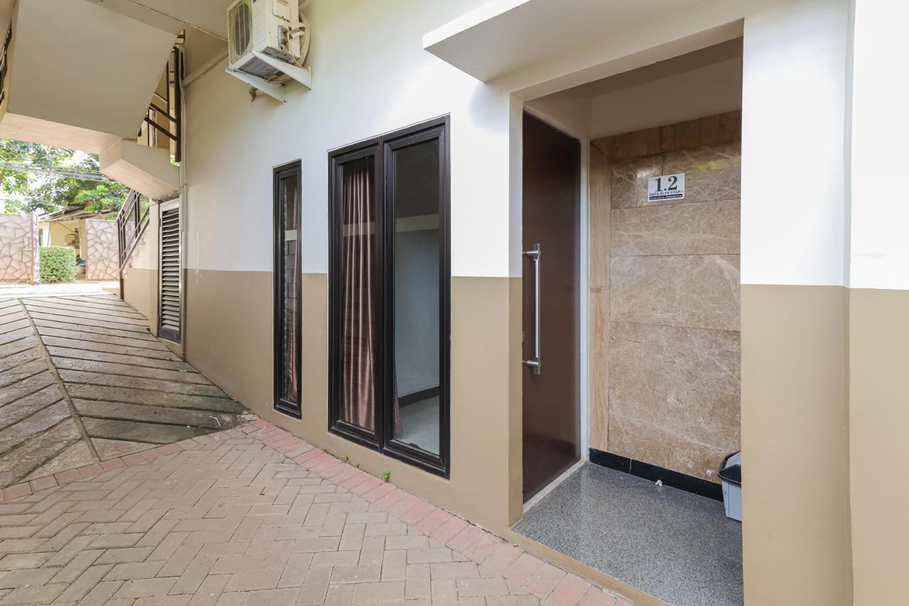 RedDoorz Syariah near Green Park Jatiwarna 4/50
