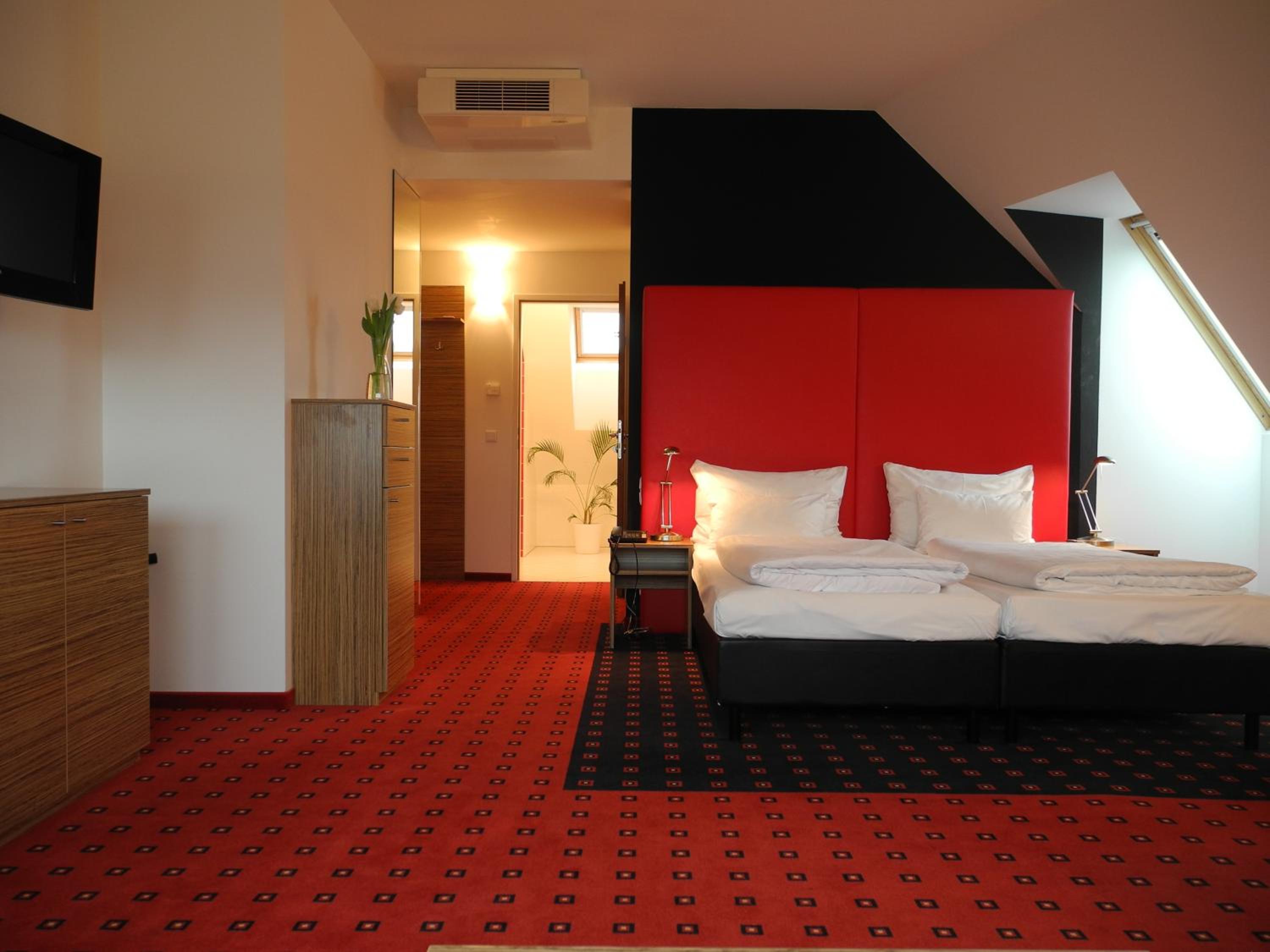 Family, Queen Bed, Sofa, Xl