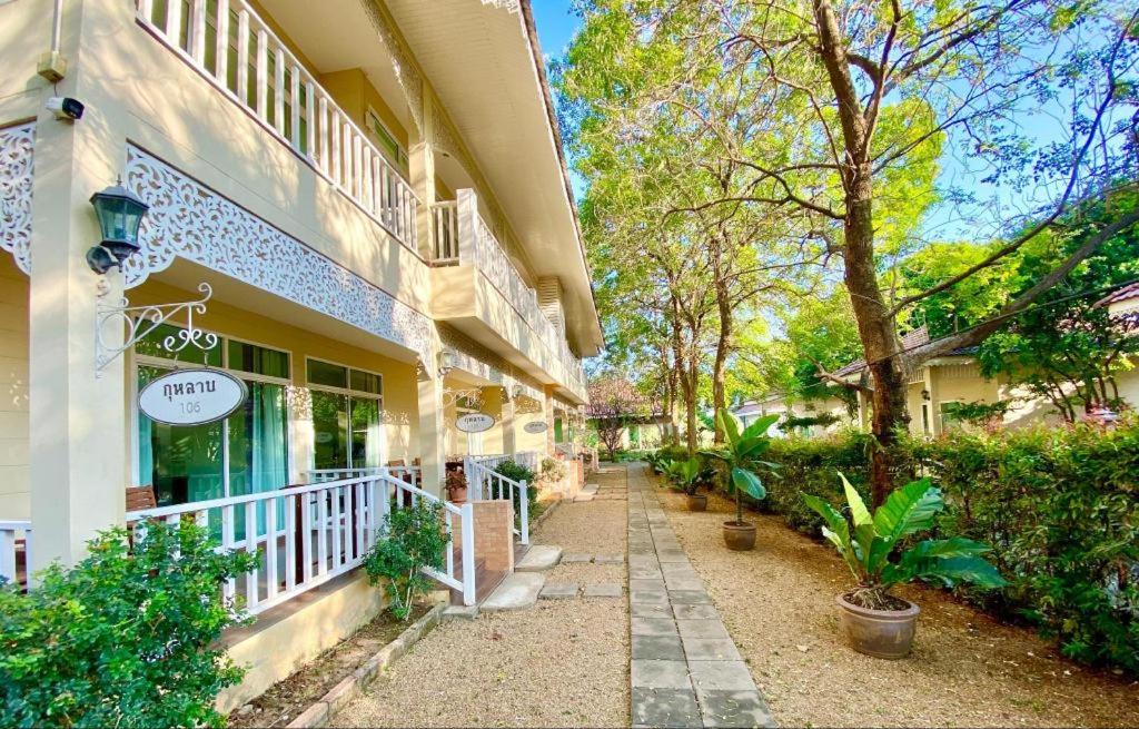 Ruen Maihom Riverside Cottage 61/63