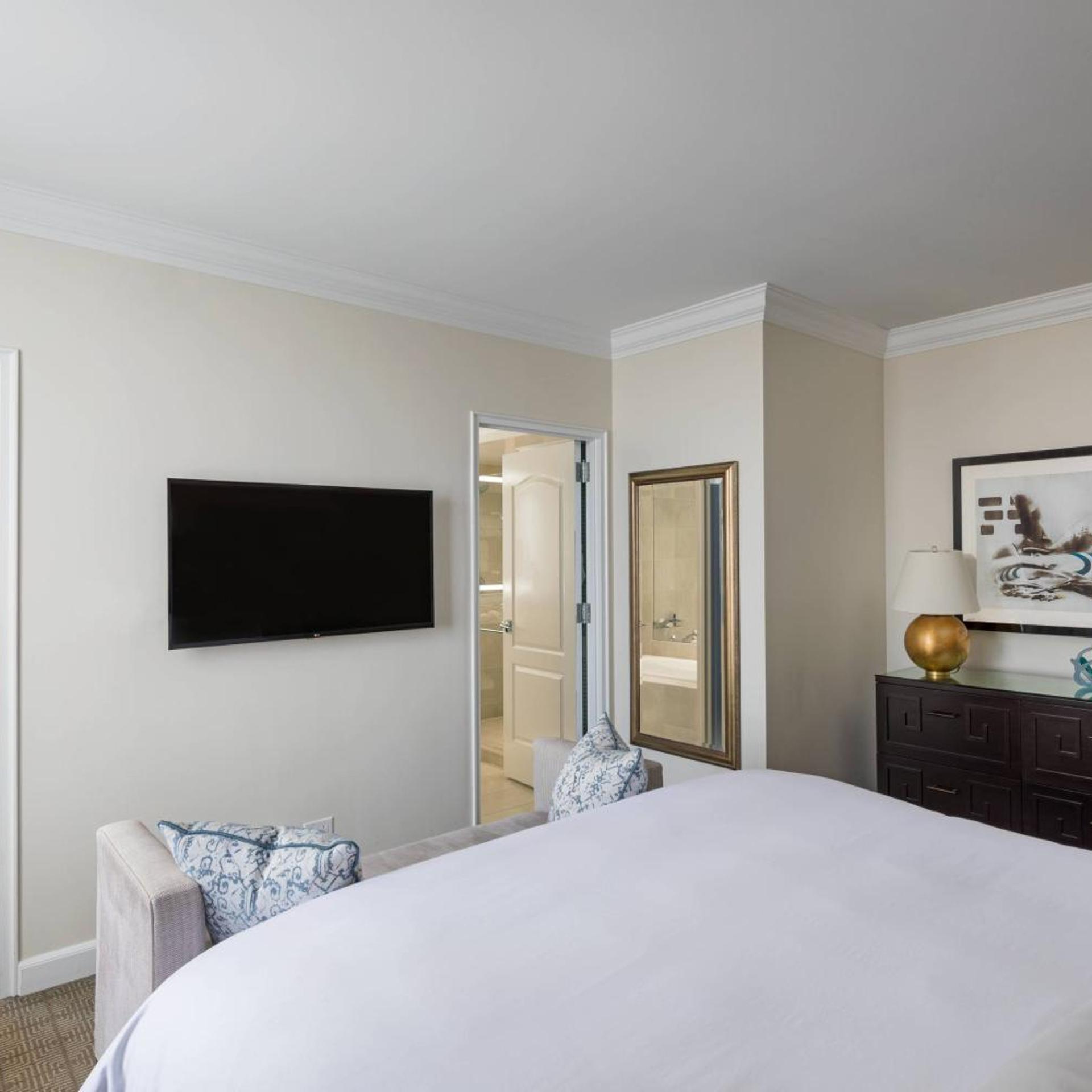 1 Bedroom, Suite, King Bed, City Hall View, Sofa, Club Lounge Access