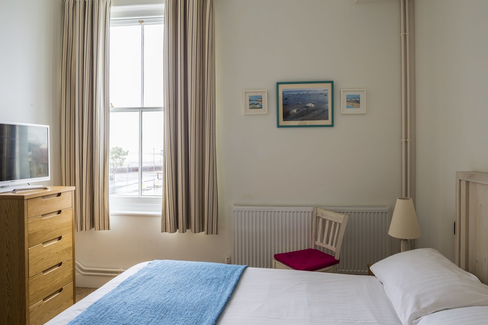 The Beach Hotel 4/55