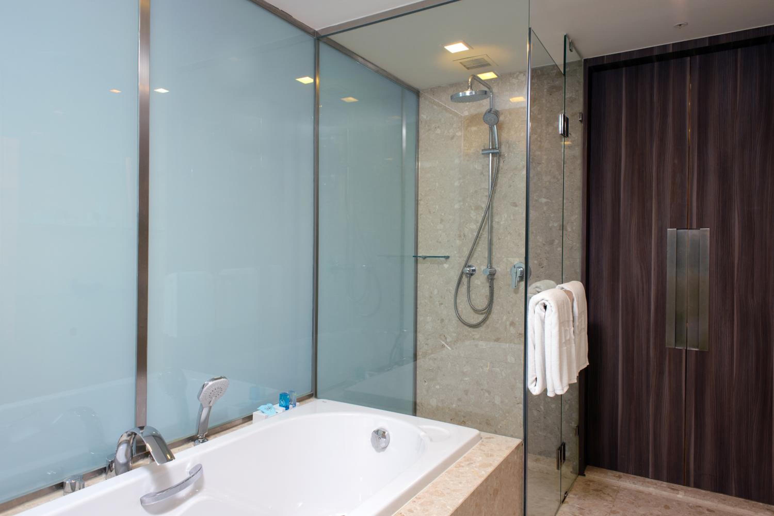 جناح بريميير، Novotel Bangkok Impact 9/10