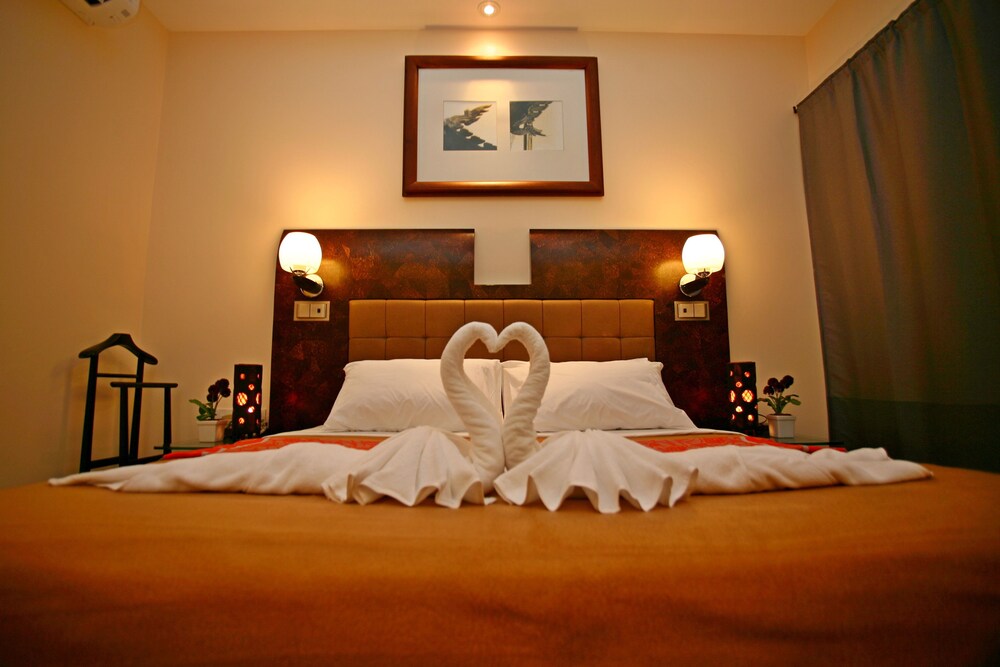 DELUXE, KING BED, GARDEN VIEW, BALCONY