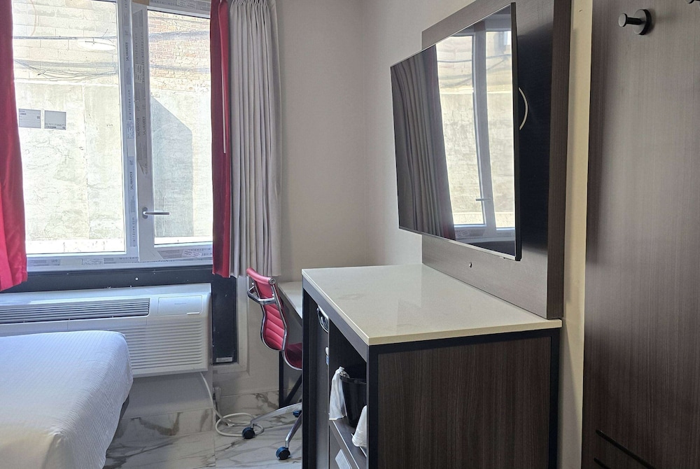 Ramada by Wyndham Brooklyn Empire Blvd 50/50