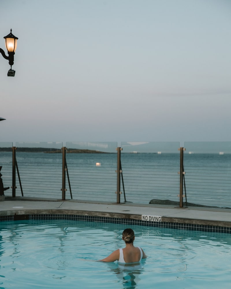 Oak Bay Beach Hotel 62/65