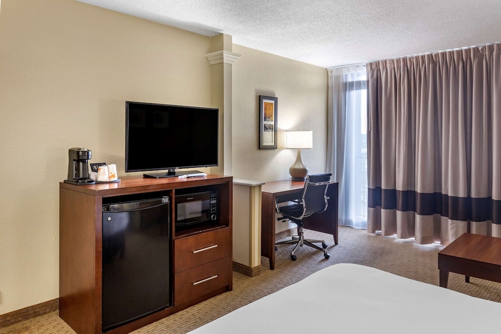 Comfort Inn and Suites Near Danville Mall 14/31