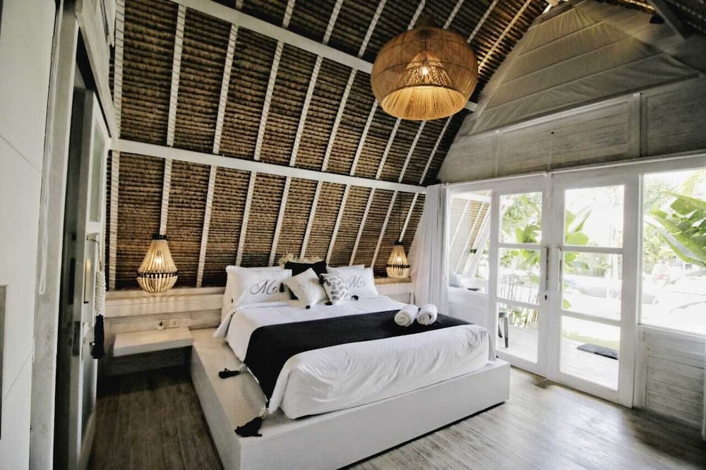 Chic, King Bed, Pool View