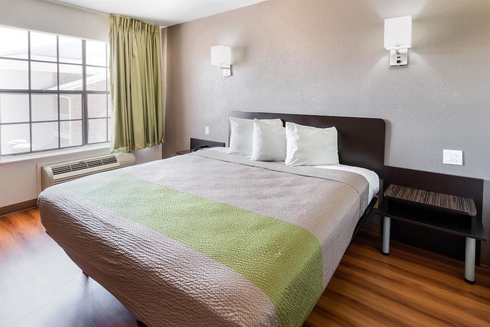 Deluxe, Suite, King Bed, Kitchenette, Studio6 Arlington, TX 3/7