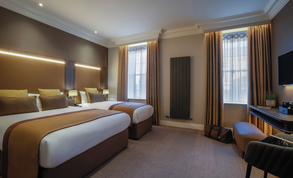 DELUXE, 1 DOUBLE AND 1 SINGLE BED