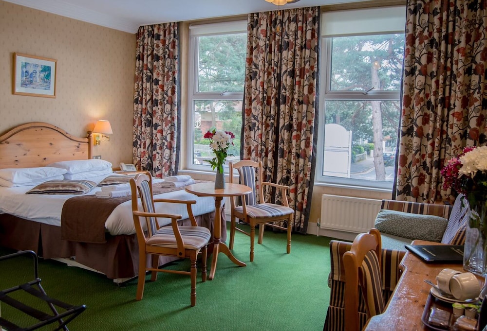 Elstead Hotel 13/50