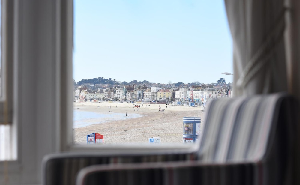 The Beach House 38/39