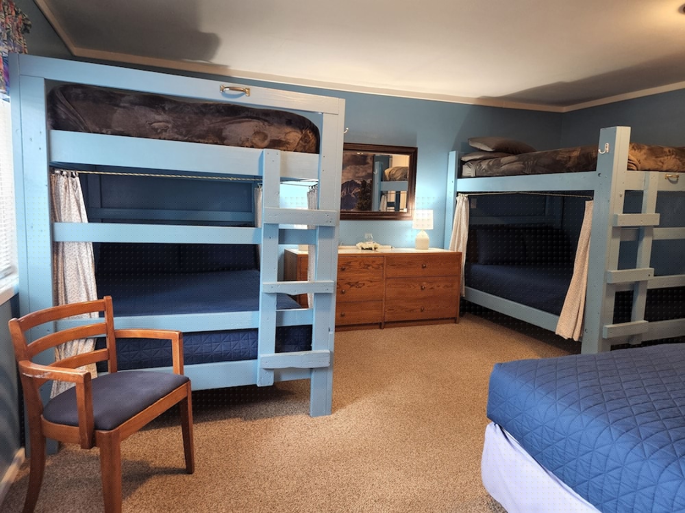 Inn the Clouds Hostel & Inn 25/75