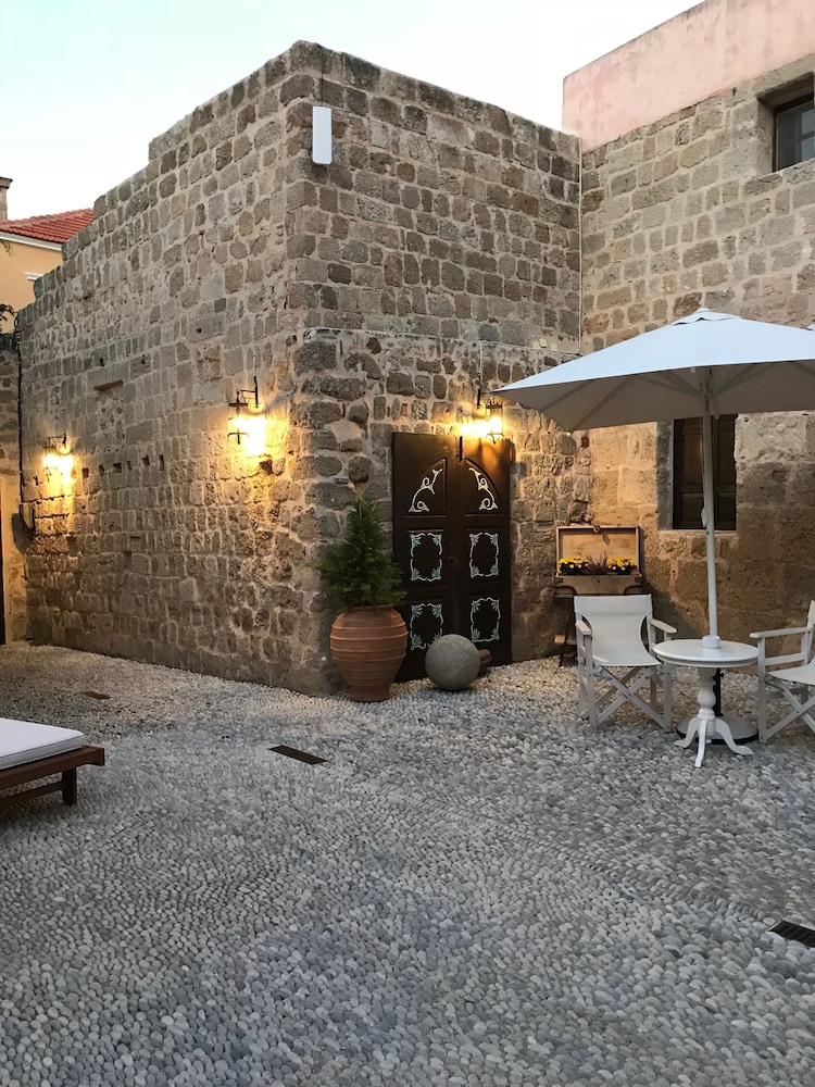 Saint Artemios Boutique 35/47