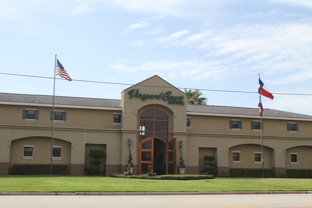 Vineyard Court Designer Suites Hotel 5/56