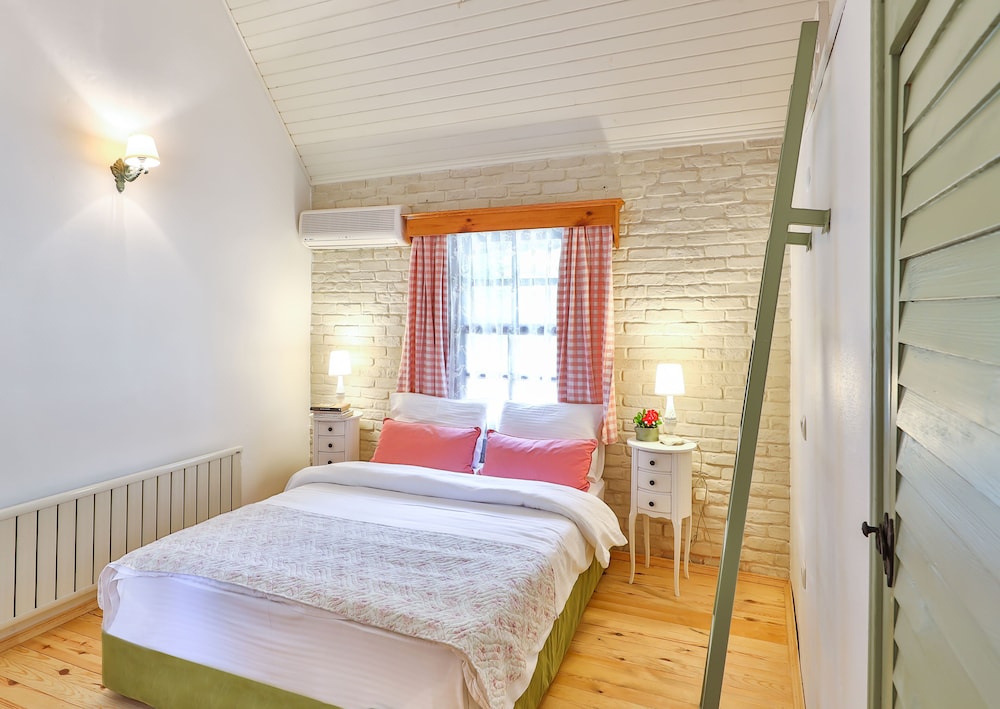Tranquilla River Lodge - Adults Only 11/50