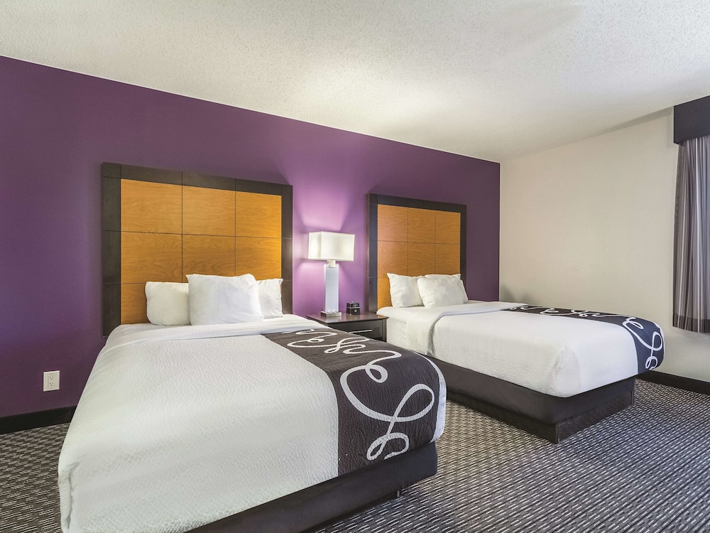 La Quinta Inn & Suites by Wyndham Cleveland - Airport North 15/44