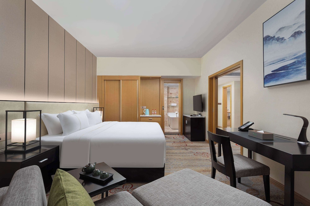 CONNECTING, FAMILY SUITE, MULTIPLE BEDS