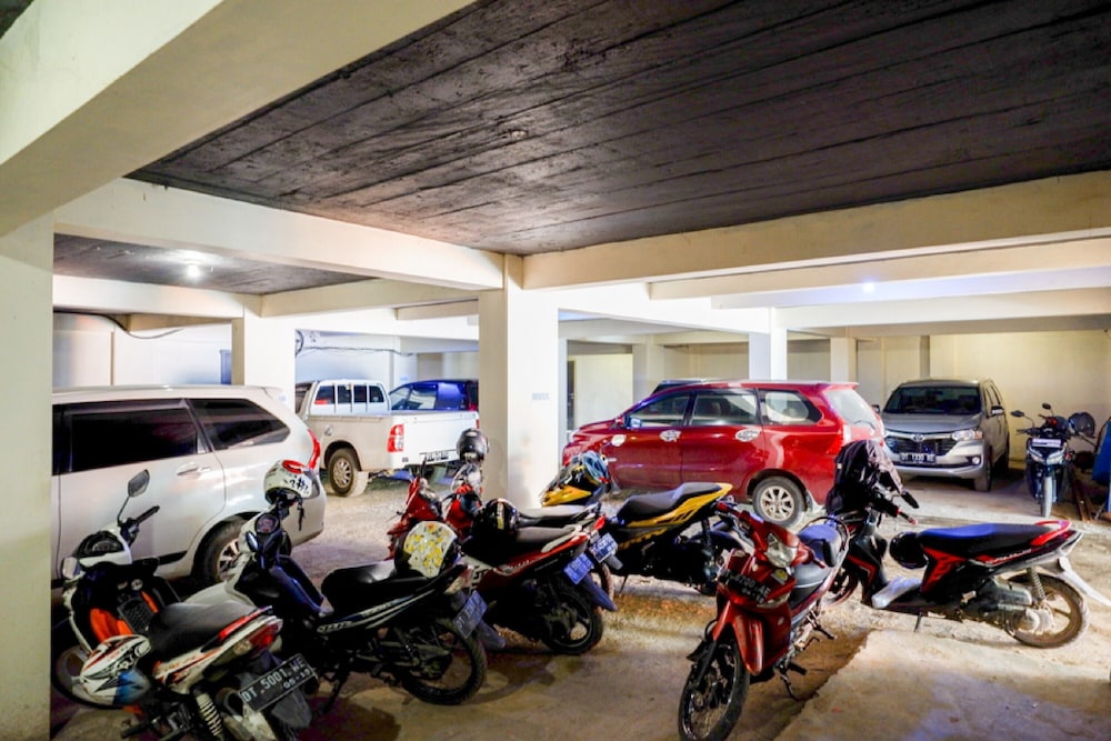 RedDoorz Plus near Hotel Benua Kendari 21/23