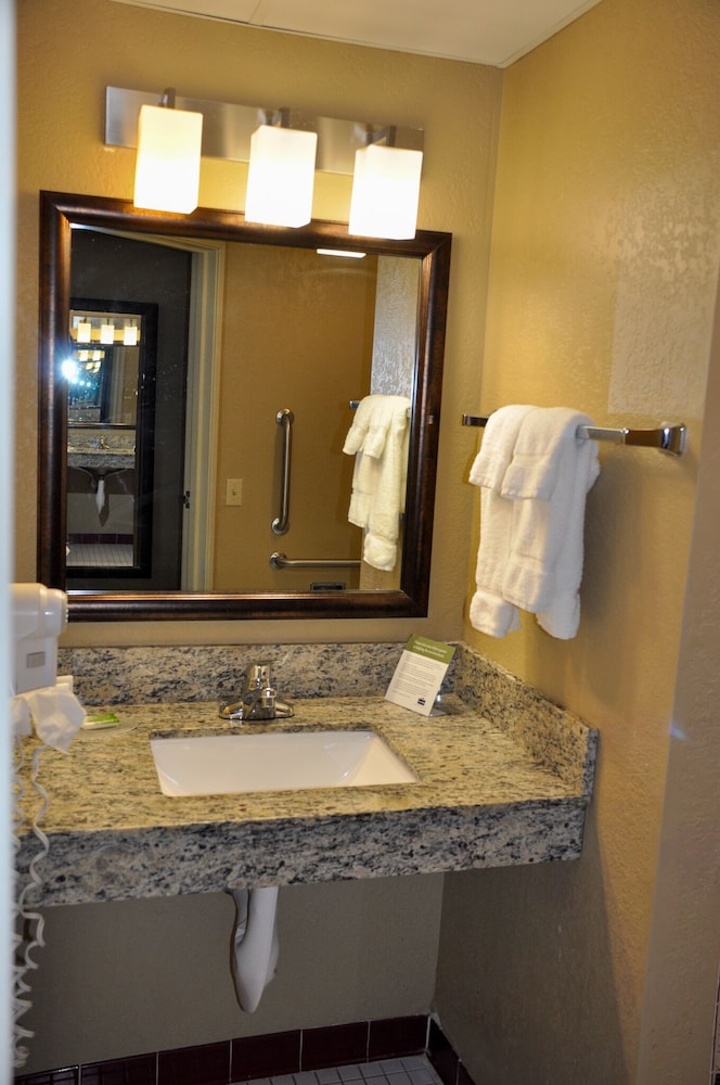 AmericInn by Wyndham Clear Lake 49/52