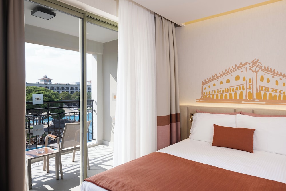 DELUXE, DOUBLE OR TWIN BED, POOL VIEW, BALCONY