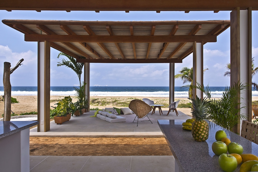Marea Beachfront Villas 4/50