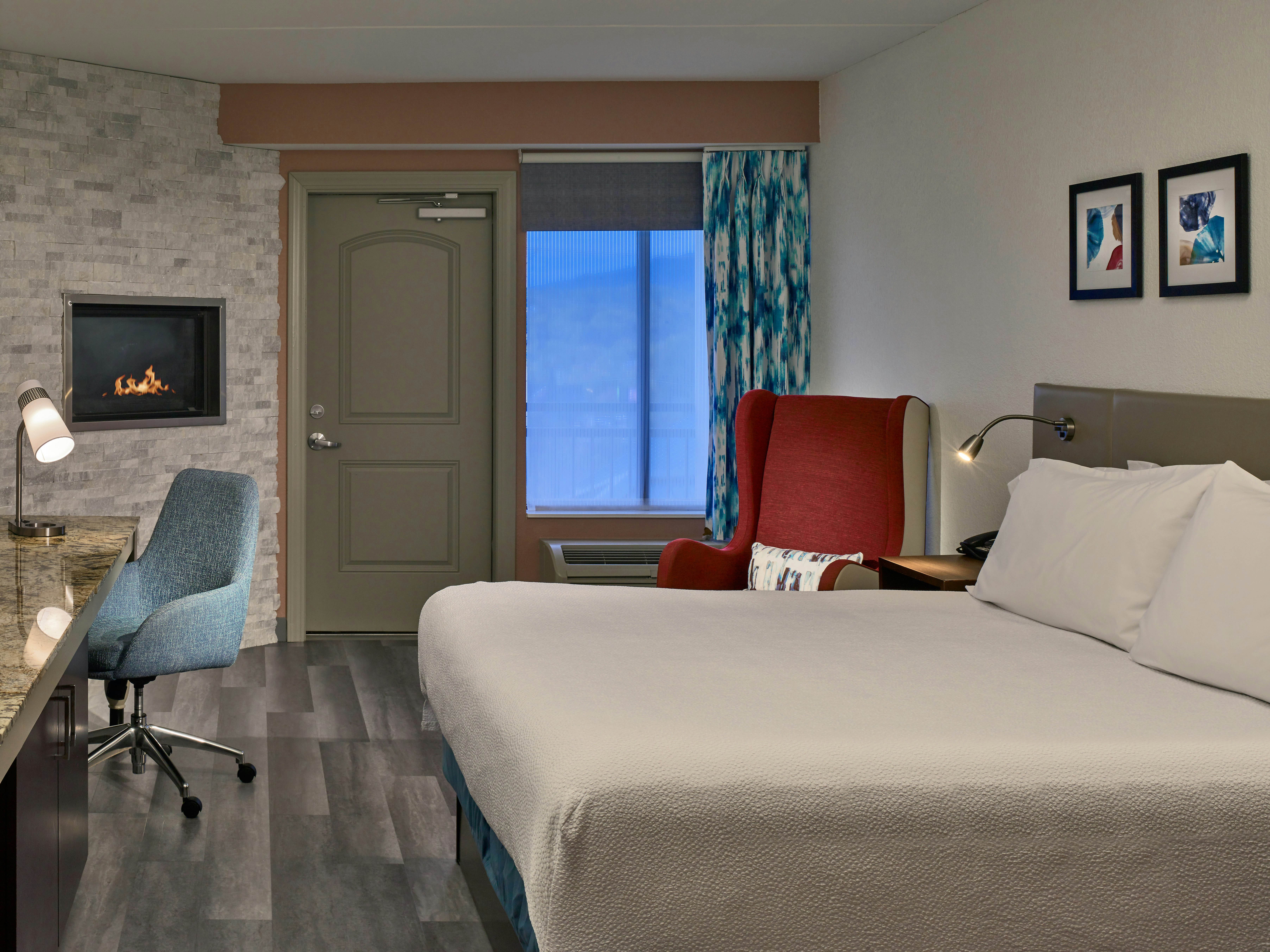 DELUXE, KING BED, BALCONY, ACCESSIBLE