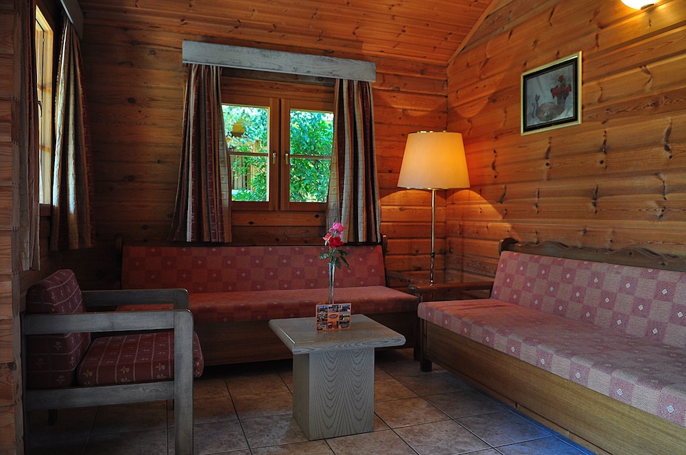 Sandys Studios Apartments And Log Villas 23/46