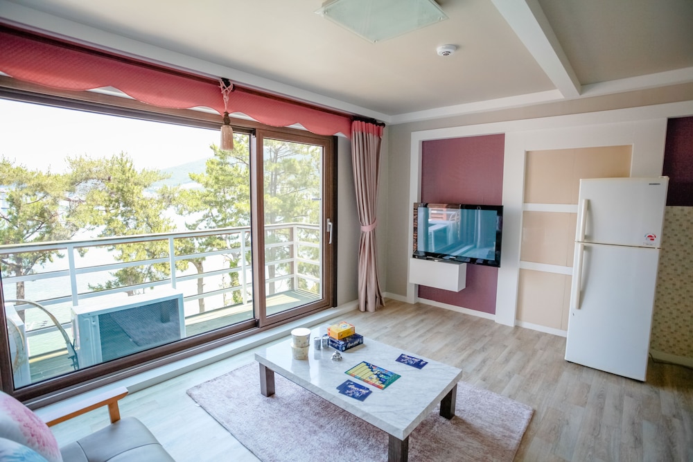 Tongyeong Pungcha Maeul Iris Pension 37/50