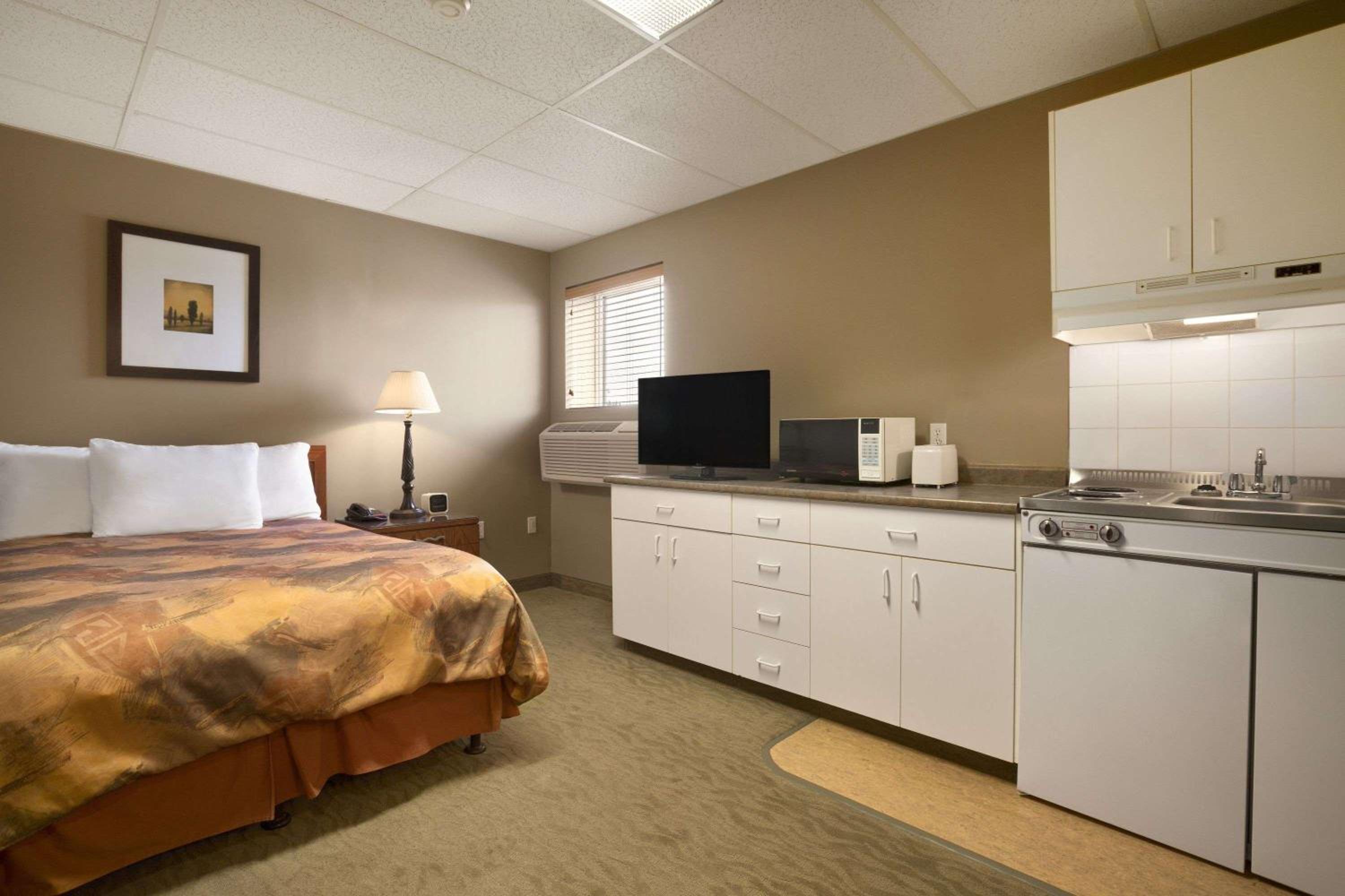 Efficiency, 2 Double Beds