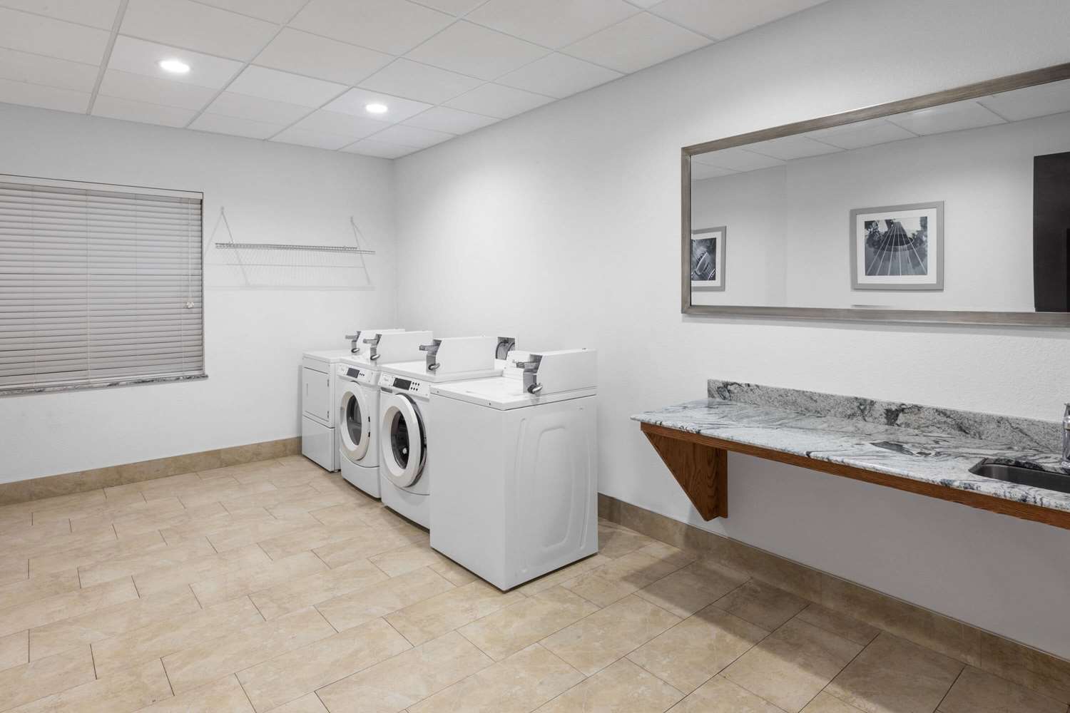 Days Inn & Suites by Wyndham Lubbock Medical Center 54/54