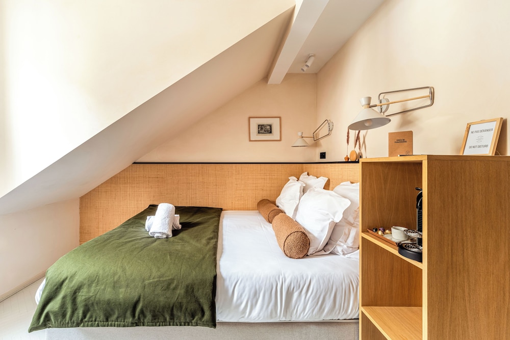 ROMANTIC, DOUBLE BED