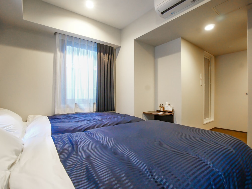 ROOM, TWIN BEDS