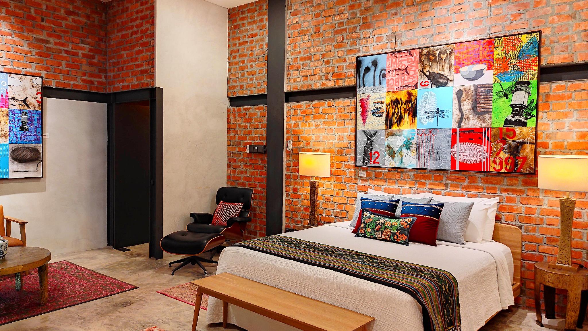 Suite, King Bed, Pool Access