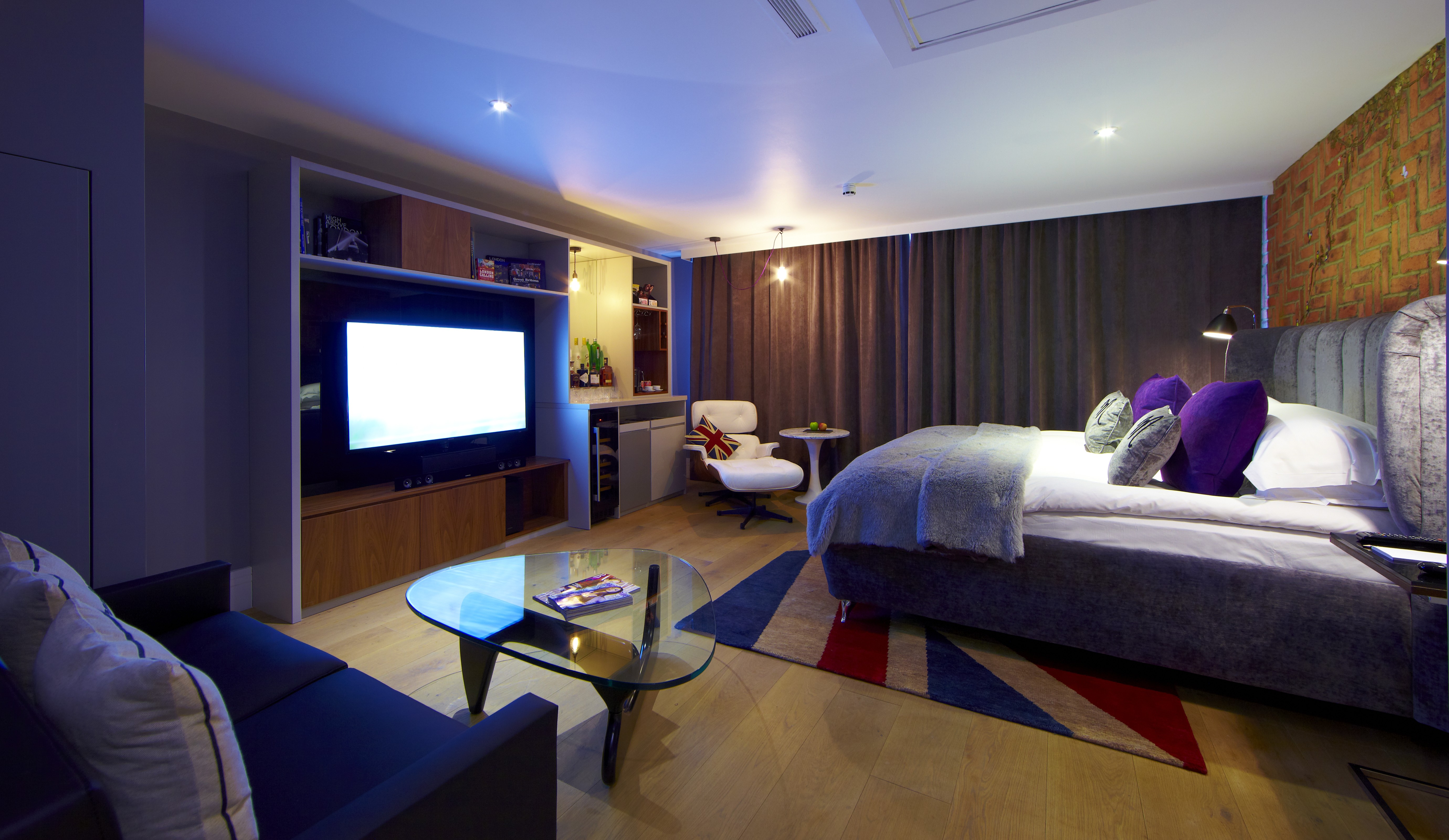 SIGNATURE, SUITE