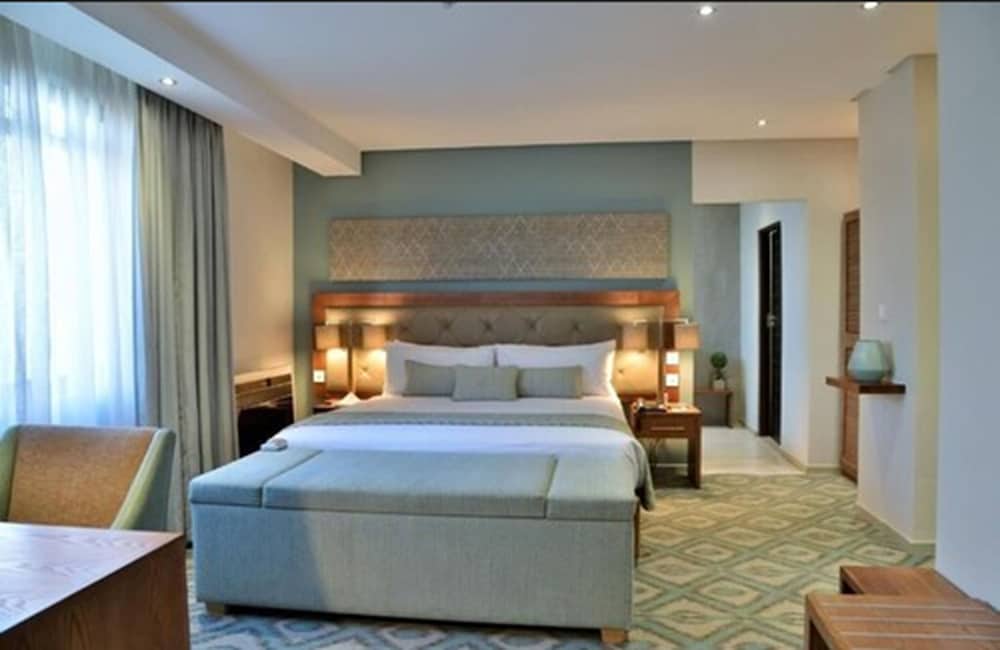 SUITE, QUEEN BED, RIVER VIEW
