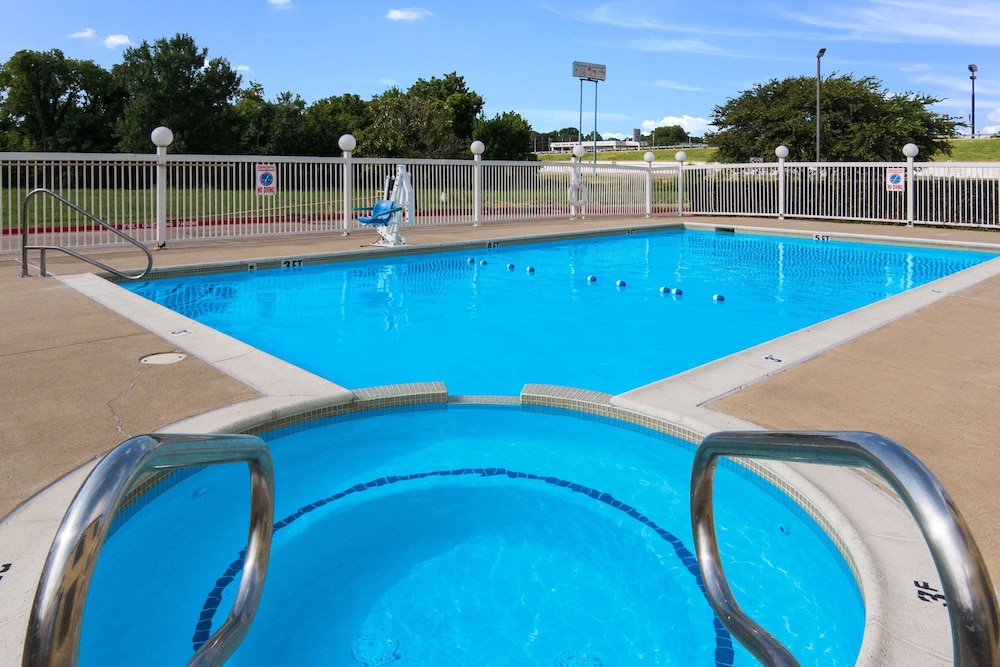 Motel6 Ennis, TX 47/66