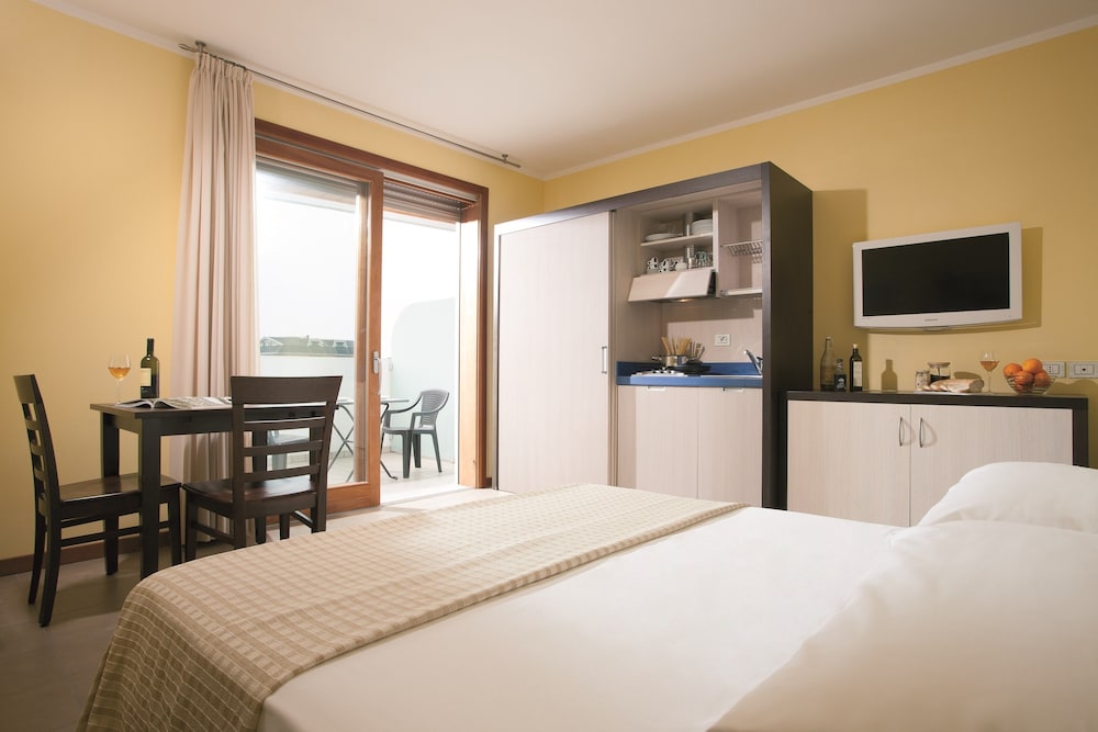 ROOM, DOUBLE BED