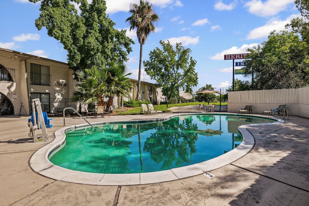 Heritage Inn Express Roseville 43/51