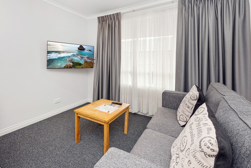 Fawkner Suites Serviced Apartments 48/64