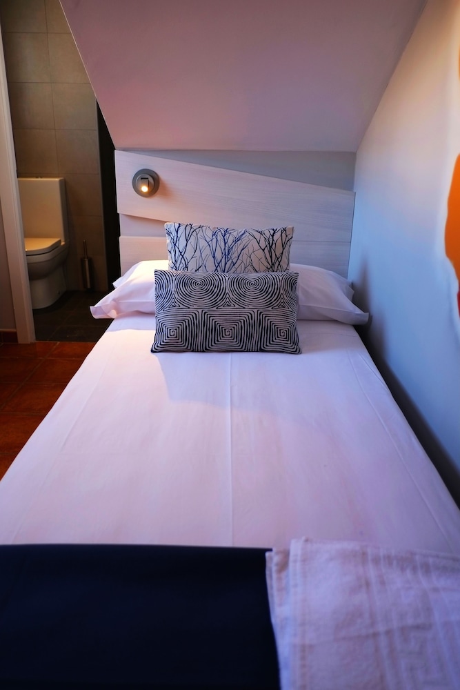 Hotel Ryans La Marina 12/69