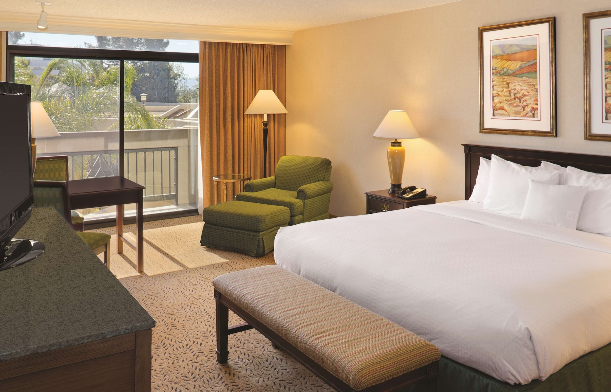 ROOM, KING BED, BALCONY