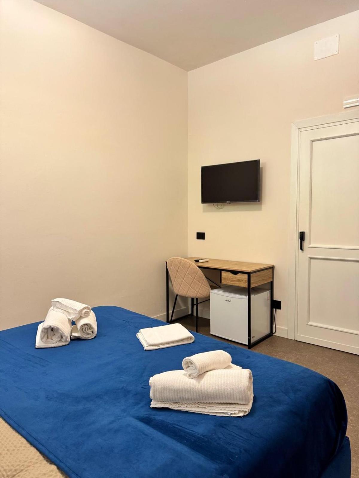 Room, French Bed, Small